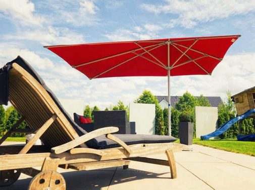 bleu-sun-sonnenschirm-im-privatgarten bleu-sun-sonnenschirm-im-privatgarten